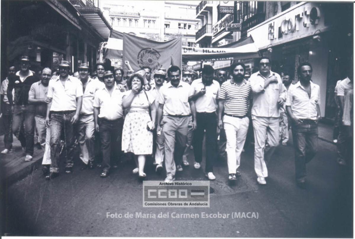 El campo toma la ciudad. Las CCOO marchan en favor de la Reforma Agraria Integral por las calles de la capital andaluza encabezada por María de Lora del Río. Sevilla, septiembre de 1983. Foto de María del Carmen Escobar, Maca (AHCCOOA).