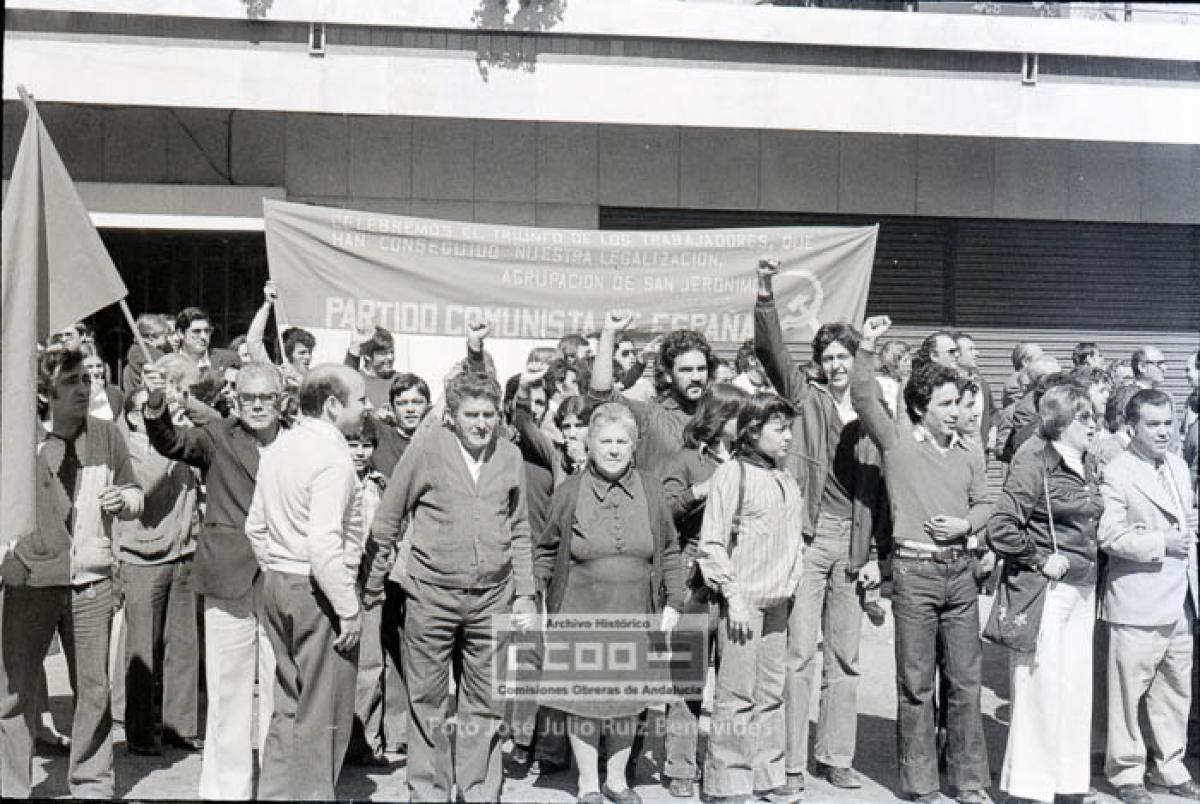 41. Concentración ante la sede del PCE en la calle María Auxiliadora, celebrando la legalización del partido. Sevilla, 9 de abril de 1977. Foto de José Julio Ruiz Benavides (AHCCOOA).