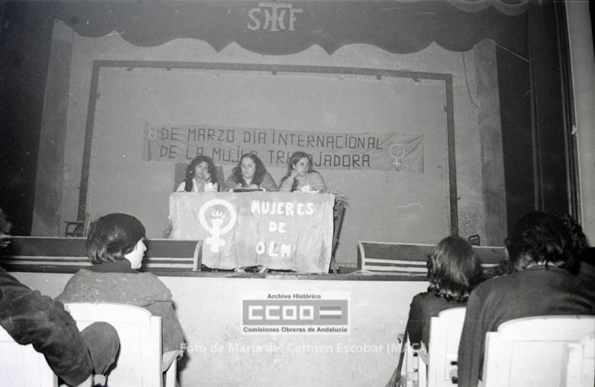 Acto de la Organización por la Liberación de la Mujer para el 8 de Marzo en el Teatro Hogar San Fernando. Sevilla, marzo de 1981. Foto de María del Carmen Escobar, Maca (AHCCOOA).