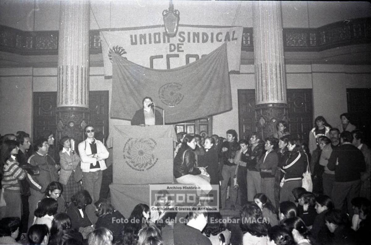 Concentración de CCOO y mitin de Teresa González, secretaria del Comercio, en el Casino de la Exposición con motivo de la campaña contra el paro en Andalucía. Sevilla, junio de 1979. Foto de María del Carmen Escobar, Maca (AHCCOOA).