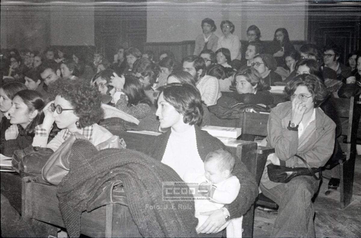 36. Jornada organizada por la Asociación Universitaria para el Estudio de la Mujer (AUPEPM) en la Universidad de Sevilla sobre la liberación de la mujer. Sevilla, febrero de 1977. Foto de José Julio Ruiz Benavides (AHCCOOA).
