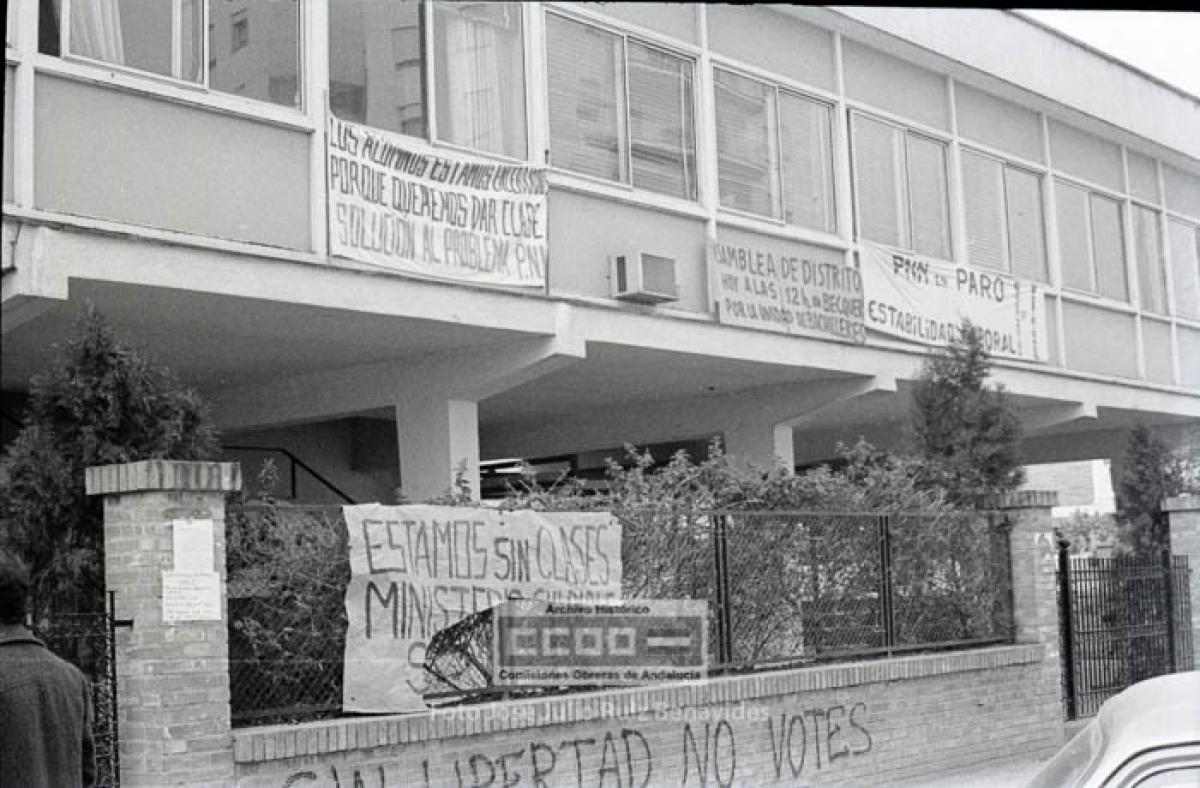 35. Encierro del profesorado no numerario (PNN) en el Instituto Bécquer de Triana. Durante una semana estuvieron encerrados en distintos institutos sevillanos exigiendo estabilidad en sus puestos de trabajo. Sevilla, febrero de 1977. Foto de José Julio Ruiz Benavides (AHCCOOA).