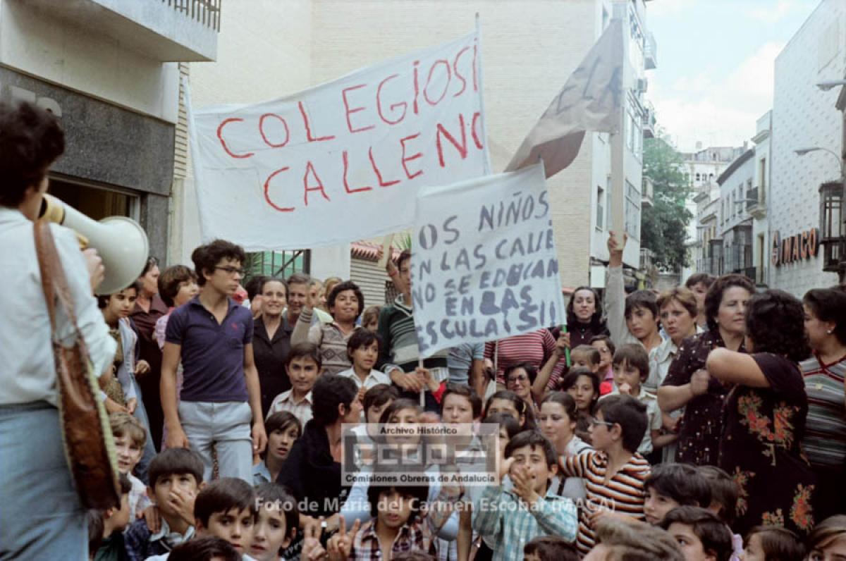 Manifestación de madres y alumnos pidiendo colegios y escolarización. Sevilla, 1982. Foto de María del Carmen Escobar, Maca (AHCCOOA).