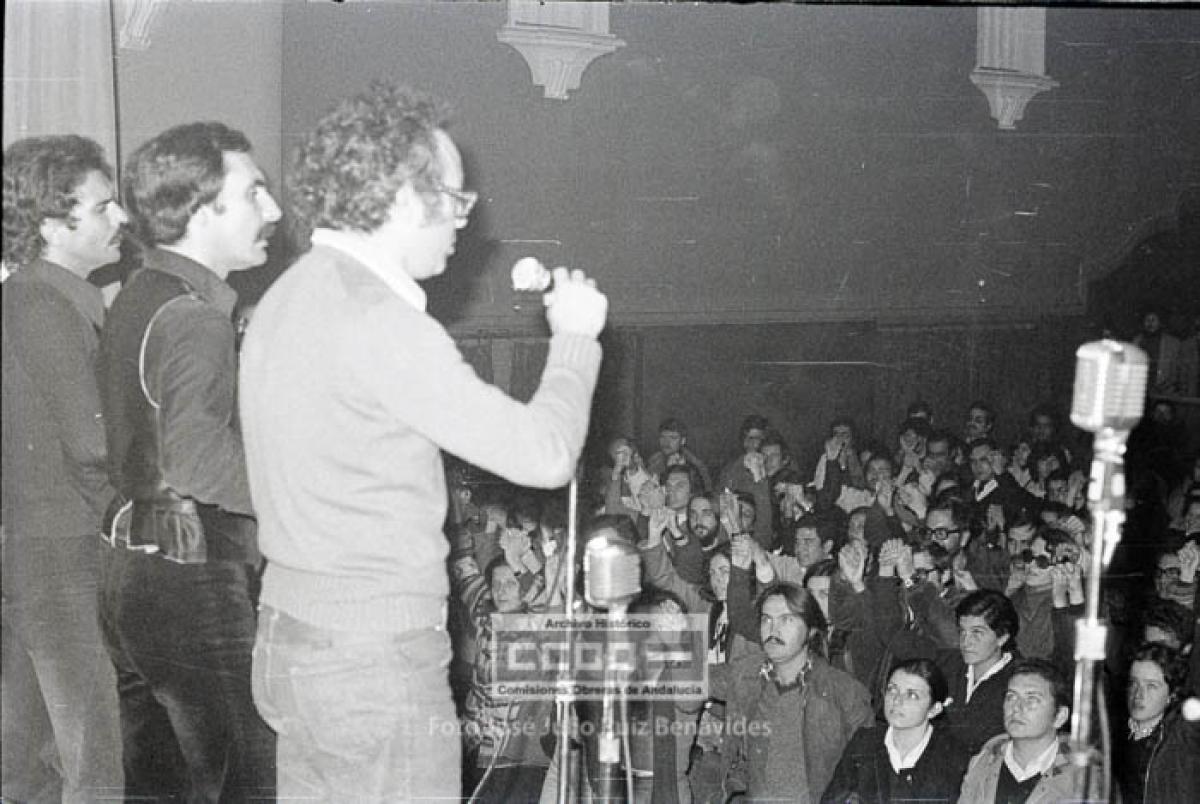 26. Concierto del compositor del tema popular Grândola, Vila Morena, José Afonso, y de Vitorino en el cine Olimpia de El Cerro del Águila. Sevilla, noviembre de 1976. Foto de José Julio Ruiz Benavides (AHCCOOA).