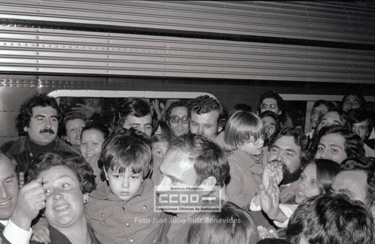 2. Recibimiento a Fernando Soto en la estación de San Bernardo, a su regreso a Sevilla tras ser amnistiado por el indulto del rey Juan Carlos I. Sevilla, 30 de noviembre 1975. Foto de José Julio Ruiz Benavides (AHCCOOA).