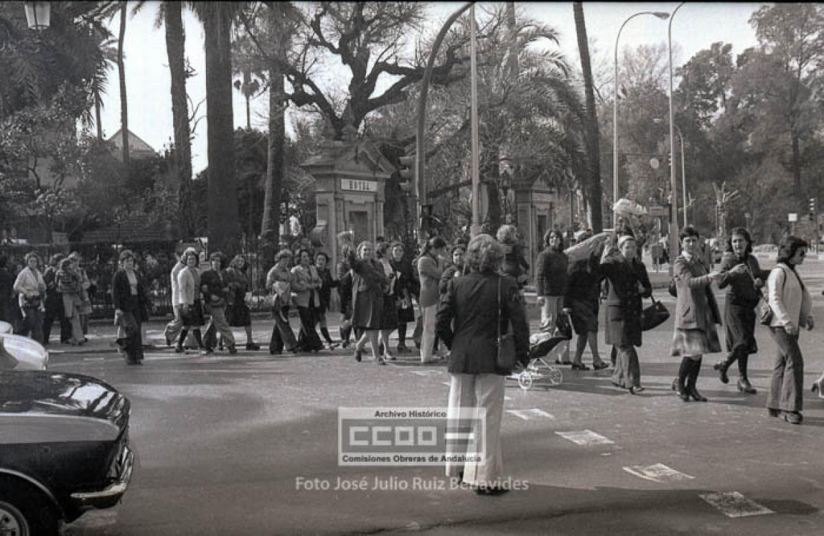 8. Manifestación de Amas de Casas procedentes de Bellavista, El Cerro, la Oliva, Las Letanías, Parque Alcosa, Triana y otras barriadas, exigiendo la congelación de precios y la subida de salarios. Sevilla, 1 de marzo de 1976. Foto de José Julio Ruiz Benavides (AHCCOOA).