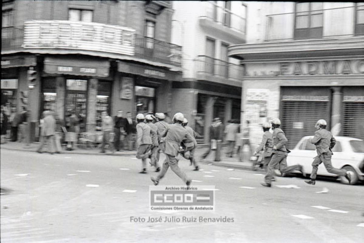 39. Carga policial contra la manifestación de parados. “Fuerte contingentes de la Policía procedieron a disolverla, cargando en numerosas ocasiones y efectuando disparos al aire” y efectuaron detenciones. Sevilla, 13 marzo de 1977. Foto de José Julio Ruiz Benavides (AHCCOOA).