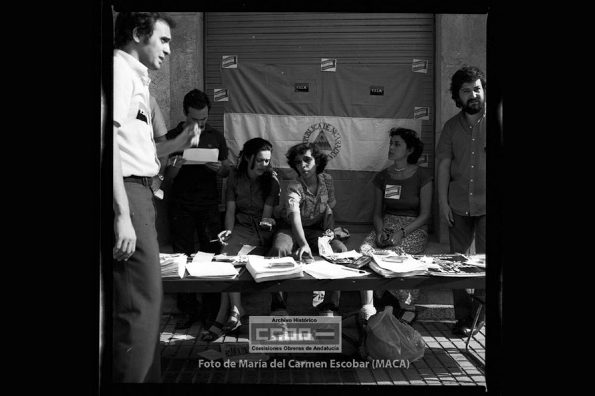 Mesa de información y recogida de firmas durante el 1º de Mayo en solidaridad con Nicaragua y el FSLN en su lucha contra la dictadura de Somoza. Sevilla, 1 de mayo de 1979. Foto de María del Carmen Escobar, Maca (AHCCOOA).
