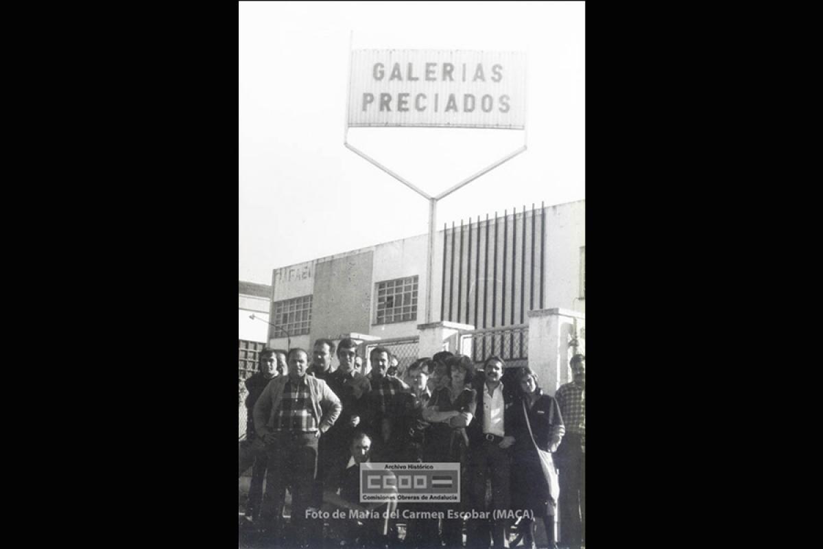 Trabajadoras de Galerías Preciados reivindicando la negociación del convenio. Sevilla, 1977. Foto de María del Carmen Escobar, Maca (AHCCOOA).