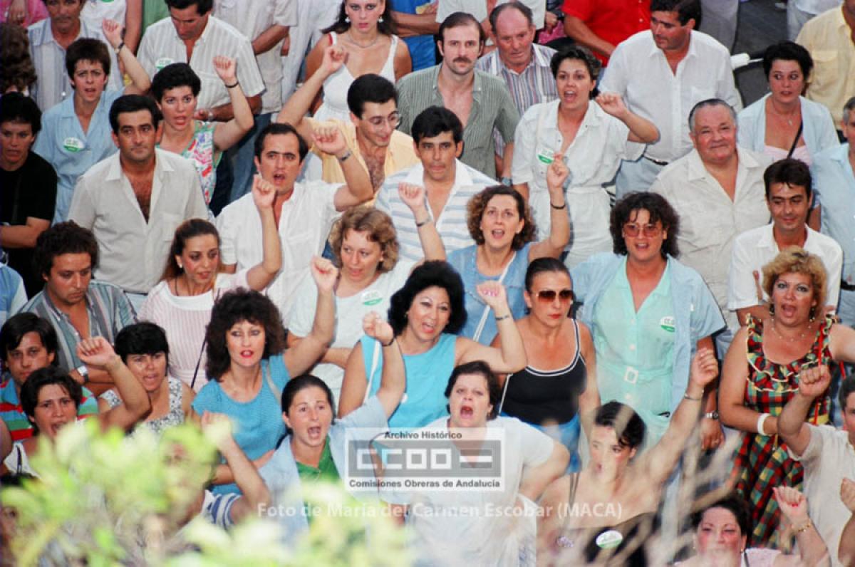 Manifestación de mujeres de Novalim como parte de las movilizaciones y huelga que llevaron a cabo contra la reducción de la plantilla. Sevilla, agosto de 1985. Foto de María del Carmen Escobar, Maca (AHCCOOA).
