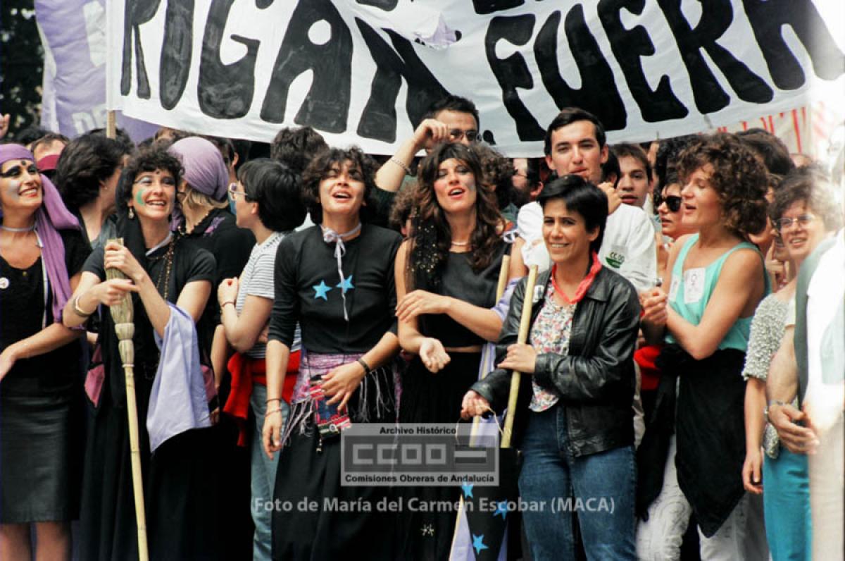 Manifestación contra la OTAN delante del consulado de EEUU en Sevilla. Sevilla, junio de 1985. Foto de María del Carmen Escobar, Maca (AHCCOOA).