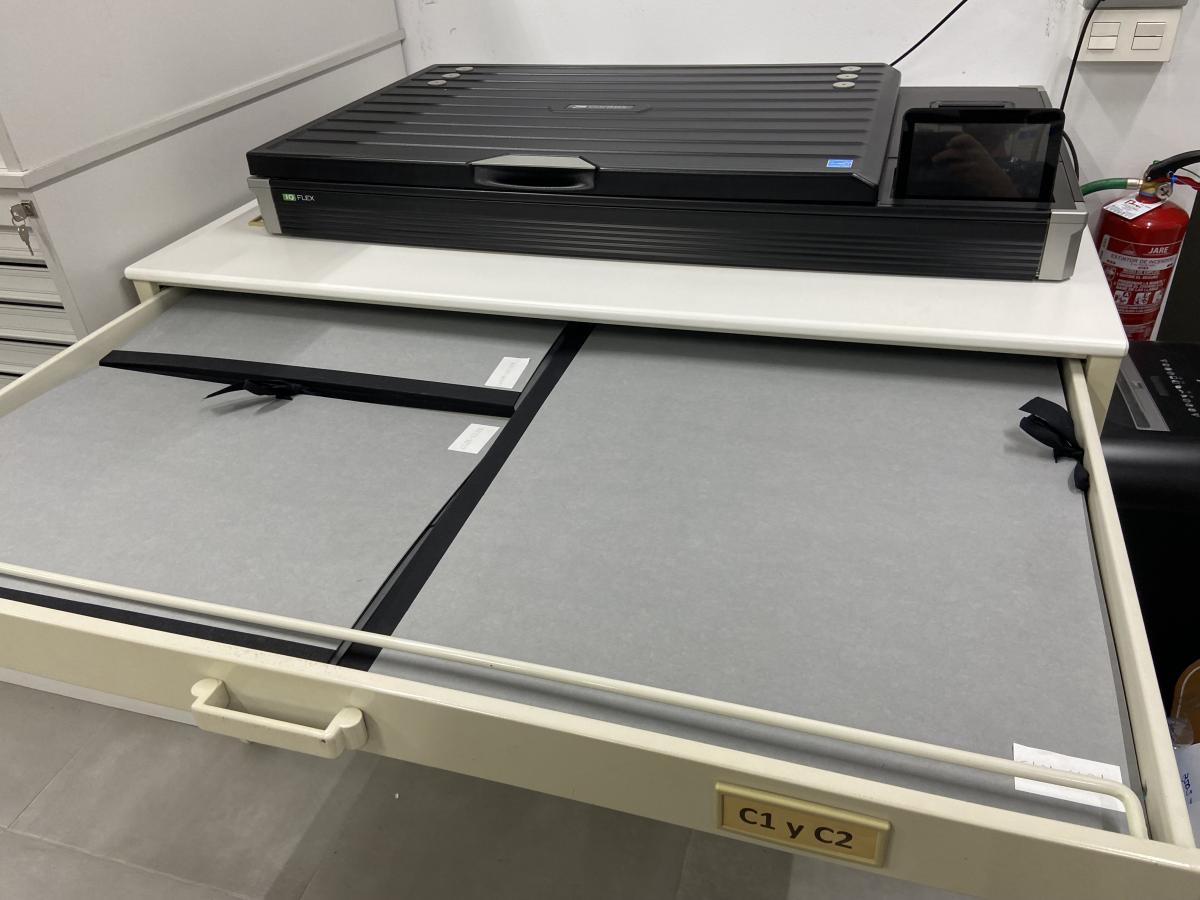 Vista del escáner instalado y las carpetas de carteles en el depósito del Archivo