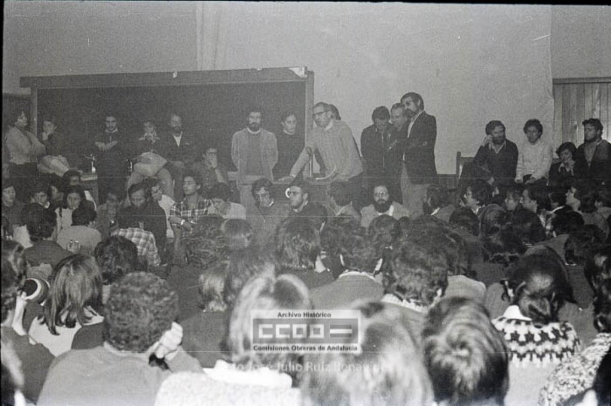 27. Presentación de la clandestina Coordinación Democrática en la Universidad de Sevilla. Fueron detenidos los intervinientes José Luis López López, Isidoro Moreno, Eduardo Saborido y Manuel Benítez Rufo. Sevilla, 8 de noviembre de 1976. Foto de José Julio Ruiz Benavides (AHCCOOA).