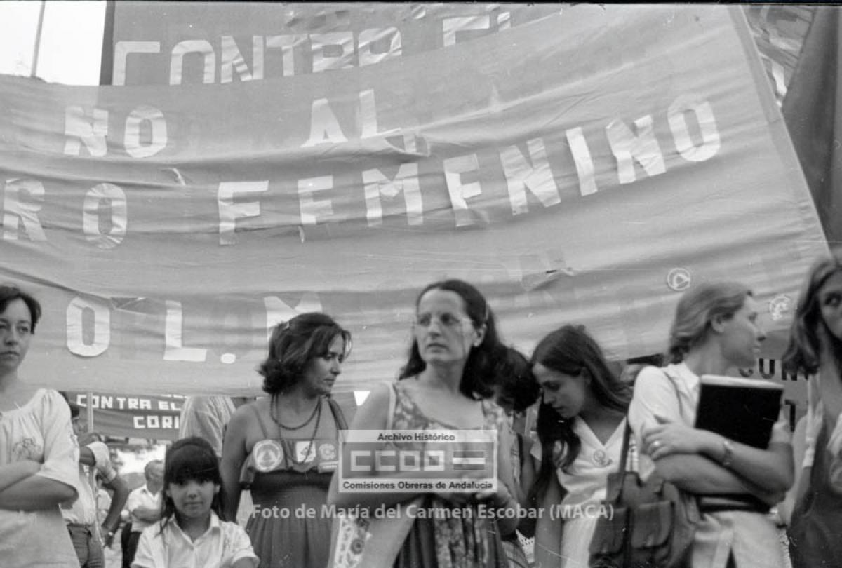 La Organización por la Liberación de la Mujer (OLM) presente en la manifestación contra el paro en Andalucía sosteniendo una pancarta con el lema ‘’No al paro femenino’’. Sevilla, 20 de junio de 1979. Foto de María del Carmen Escobar, Maca (AHCCOOA).