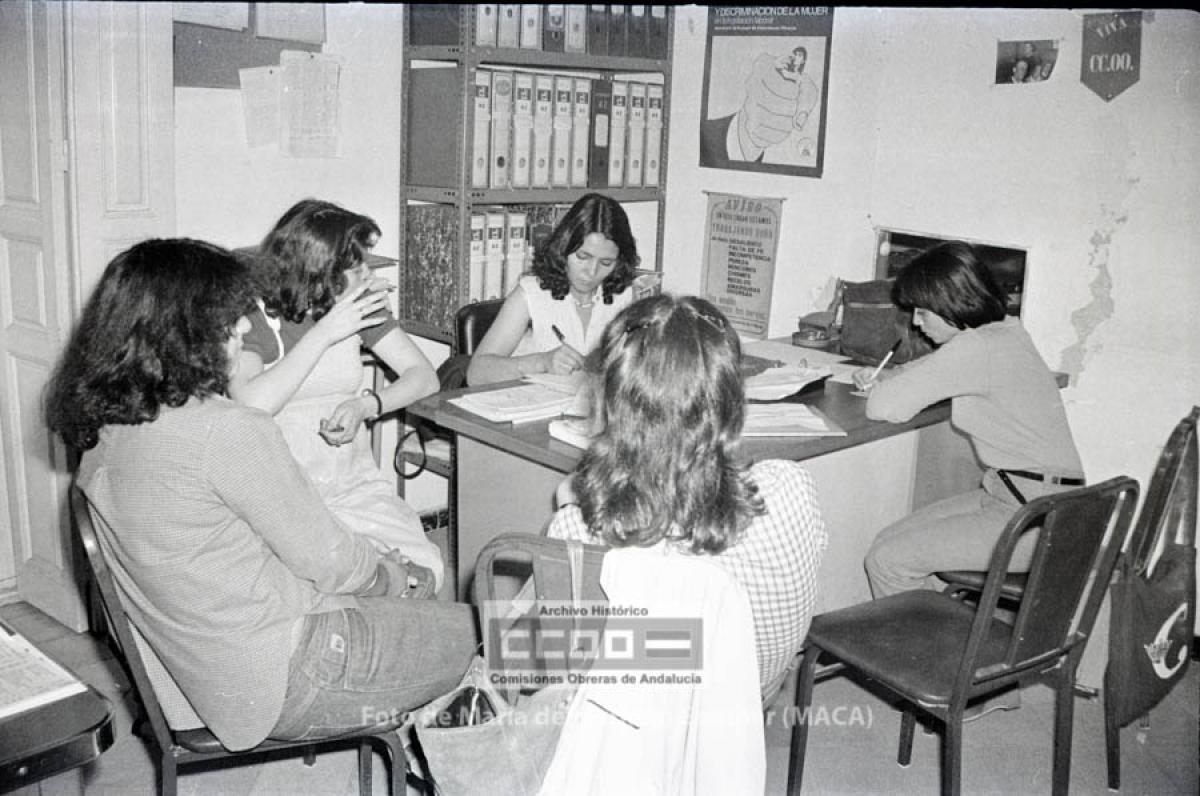 Luz María Rodríguez (en el centro de la foto), responsable de la secretaría de la Mujer de CCOO de Sevilla, en una reunión de trabajo. Sevilla, 1980. Foto de María del Carmen Escobar, Maca (AHCCOOA).