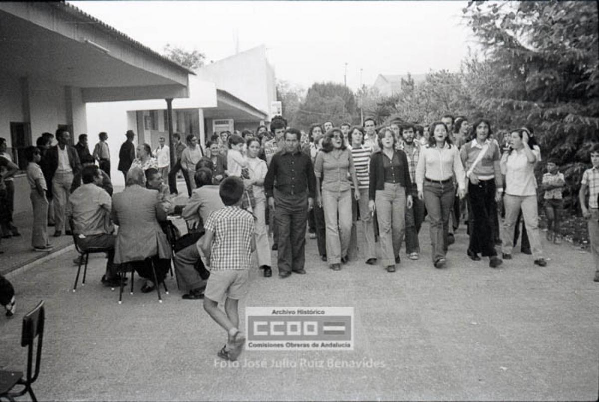 22. Manifestación de maestras y maestros exigiendo colegios para el Polígono Sur y las Letanías. Sevilla, [ca. 2] octubre 1976. Foto de José Julio Ruiz Benavides (AHCCOOA).
