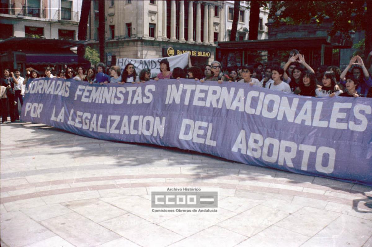 Concentración de mujeres por la legalización del aborto en la Plaza Nueva de Sevilla en el marco de las Primeras Jornadas Feministas Internacionales. Sevilla, Junio de 1981. Foto de María del Carmen Escobar, Maca (AHCCOOA).