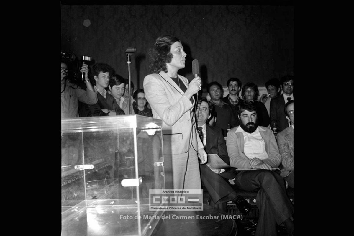 Discurso de Amparo Rubiales en la toma de posesión como concejala del PCE en el primer ayuntamiento democrático de Sevilla tras las elecciones municipales de 1979. Sevilla, 29 de abril de 1979. Foto de María del Carmen Escobar, Maca (AHCCOOA).