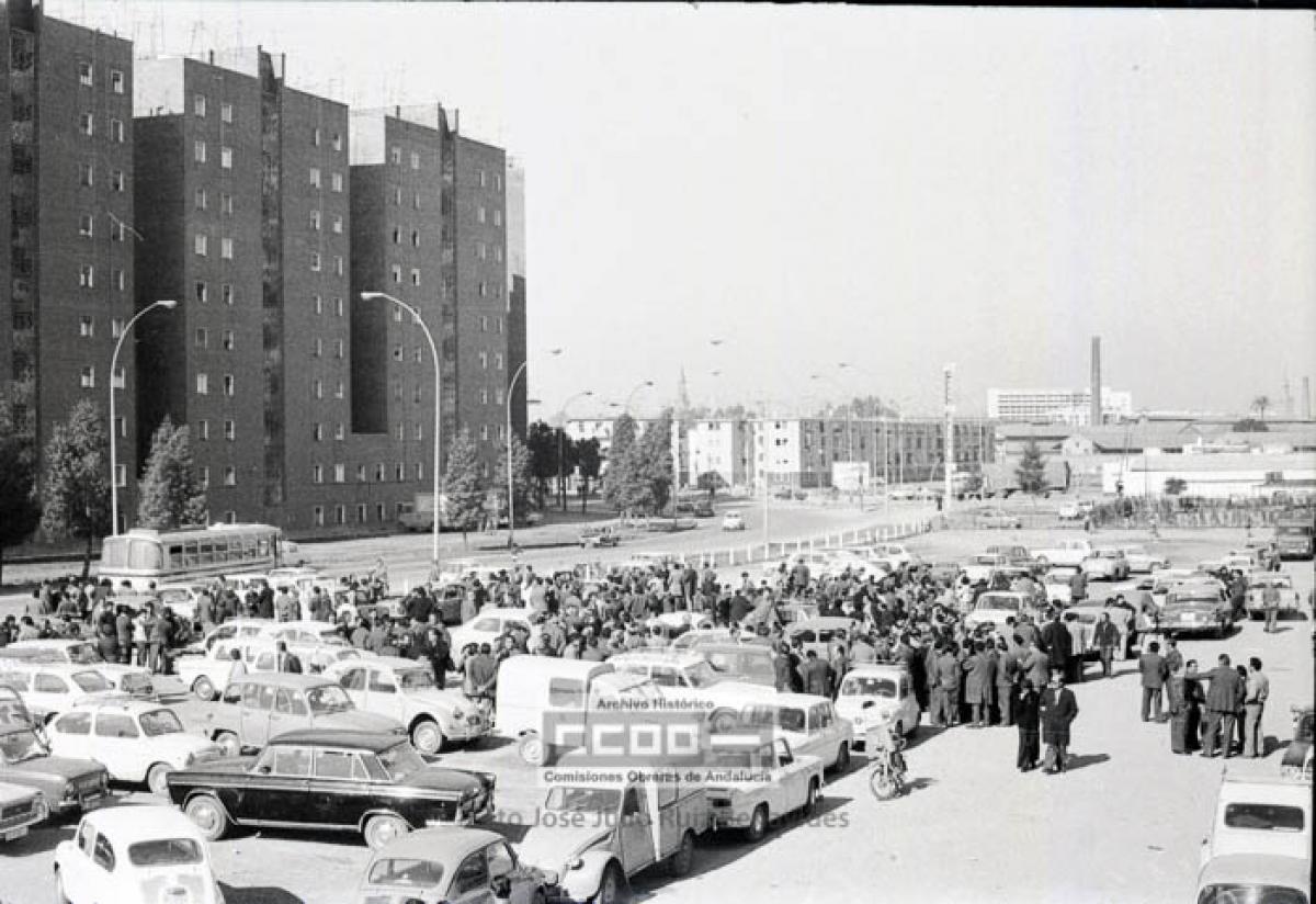 7. Huelga del transporte urbano, se inicia el día 19. Para contrarrestar a los trabajadores en huelga, utilizaron a soldados, policías municipales y conductores del Parque Móvil de los Ministerios. Fueron detenidos, al menos, once trabajadores y siete fueron despedidos. La foto refleja el último día, el lugar donde celebraban las asambleas. Sevilla, 25 de febrero de 1976. Foto de José Julio Ruiz Benavides (AHCCOOA).