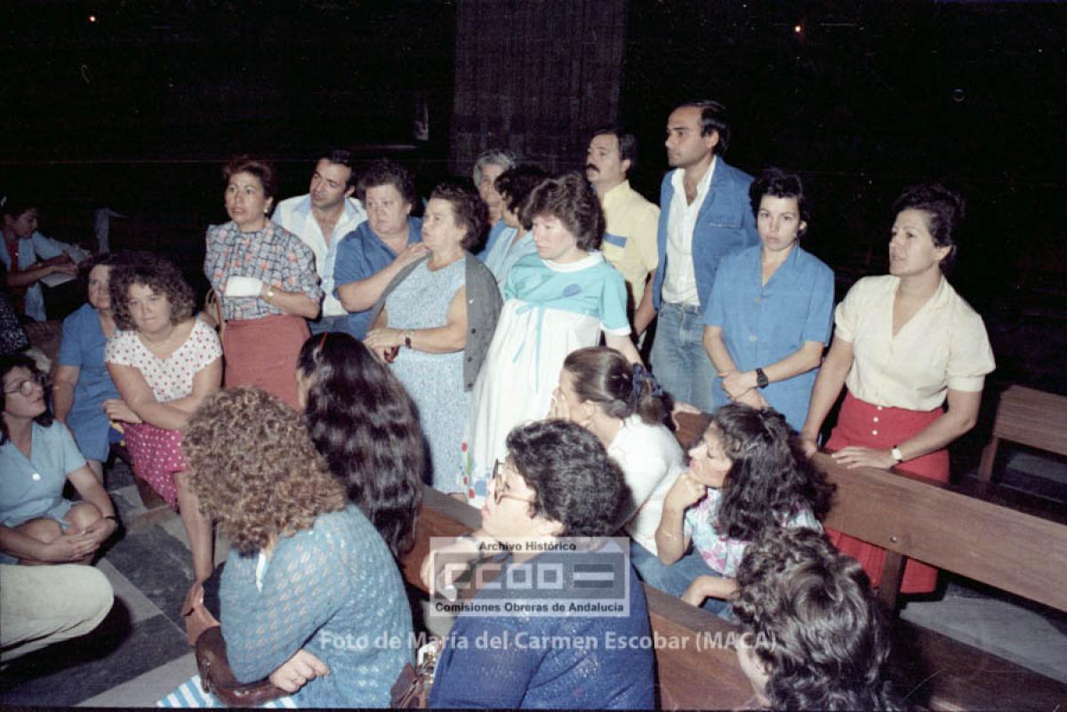 Más de cien limpiadoras de la antigua Universidad Laboral se encierran en la catedral de Sevilla en protesta por sus condiciones de trabajo. Sevilla, 10 de octubre de 1985. Foto de María del Carmen Escobar, Maca (AHCCOOA).