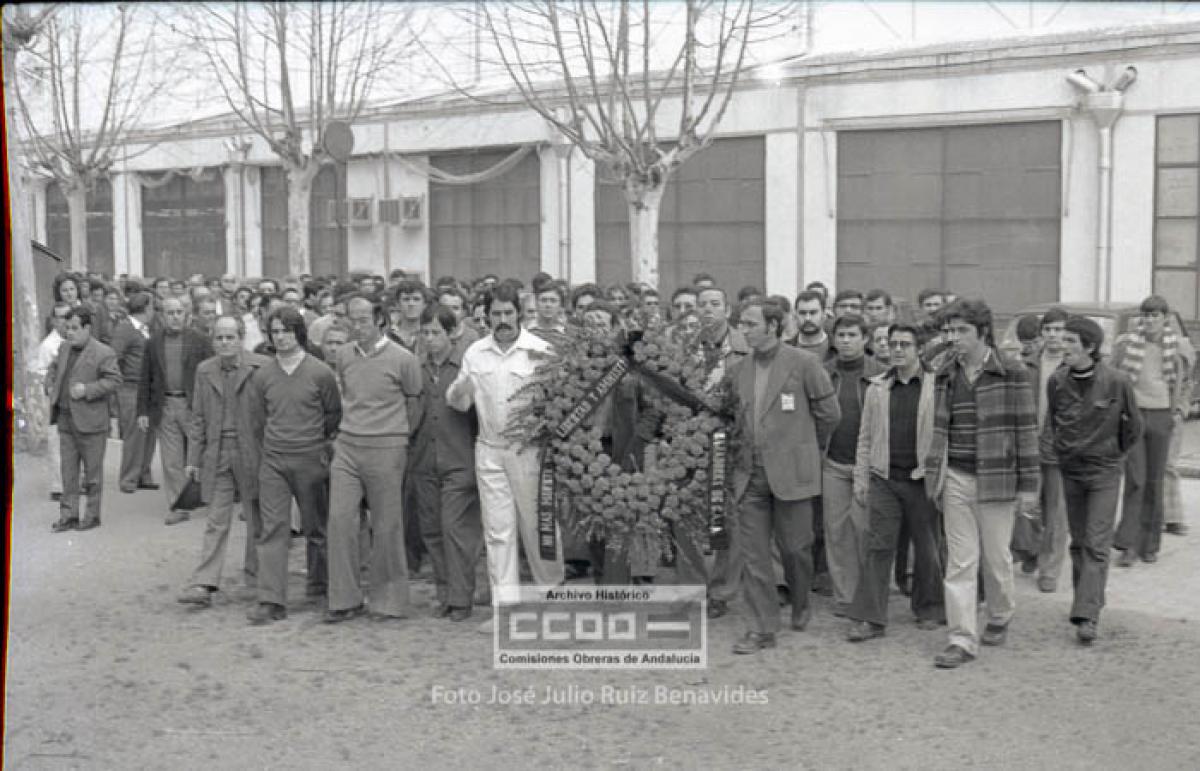 34. Marcha de los trabajadores de Construcciones Aeronáutica en repulsa por los asesinatos de los cinco abogados laboralistas de Atocha en Madrid. Quedaron mal heridos cinco. Sevilla, 24 de enero de 1977. Foto de José Julio Ruiz Benavides (AHCCOOA).