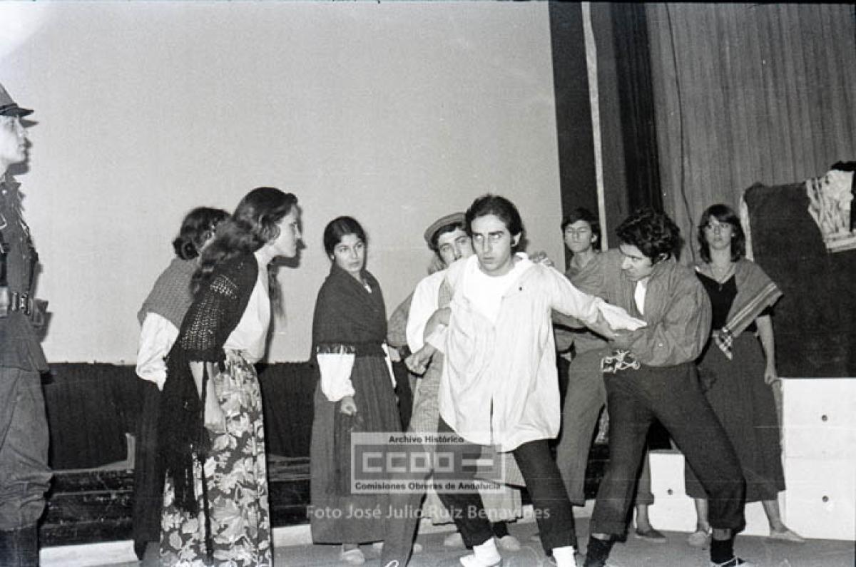 31. Ensayo general de la obra Fermín Salvochea. Crónica y justicia del levantamiento de Cádiz en 1873, de Manuel Pérez Casaux, por el grupo Tabanque y estrenada en el Lope de Vega el 24 de noviembre de 1976. Foto de José Julio Ruiz Benavides (AHCCOOA).