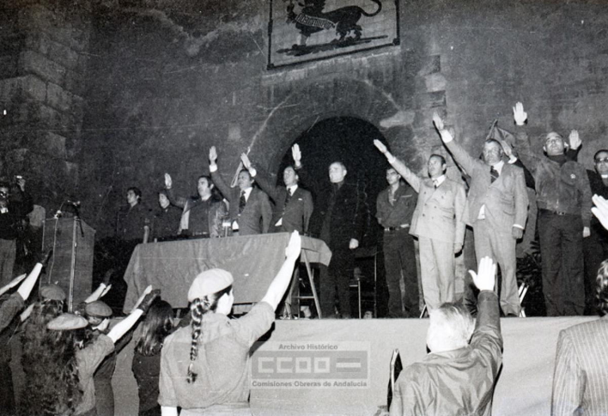 Acto de Fuerza Nueva (FN) en el Alcazar de Sevilla, ca 1977 (Foto: Manuel Sanvicente. Fuente: Archivo Histrico de CCOO de Andaluca).