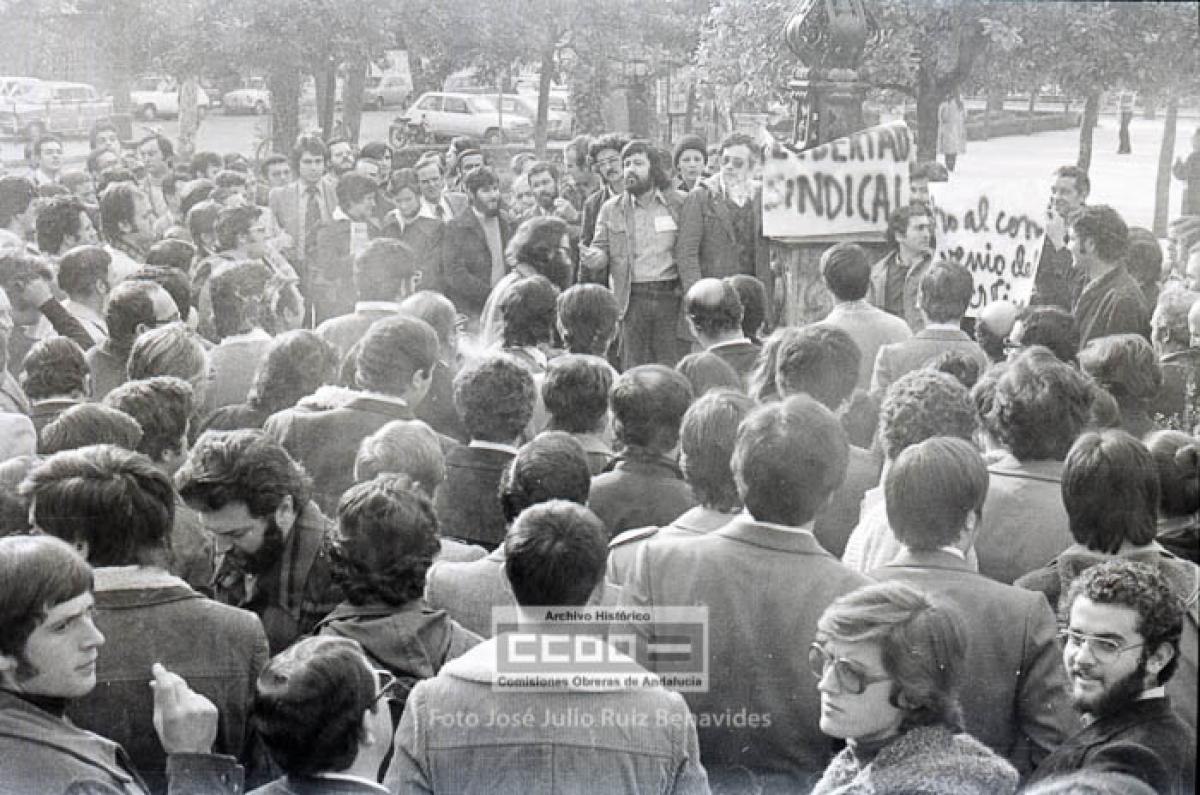 33. Concentración de los trabajadores y trabajadoras de banca exigiendo un sindicato libre y aprobación del convenio del sector. Sevilla, diciembre de 1976. Foto de José Julio Ruiz Benavides (AHCCOOA).
