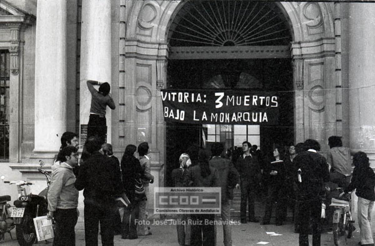 9. Jornada de lucha en la Universidad de Sevilla por los sucesos de Vitoria, en donde la policía armada asesinó a cinco trabajadores reunidos en una iglesia en asamblea e hirió a más de ciento cincuenta personas. 4 de marzo de 1976. Foto de José Julio Ruiz Benavides (AHCCOOA).