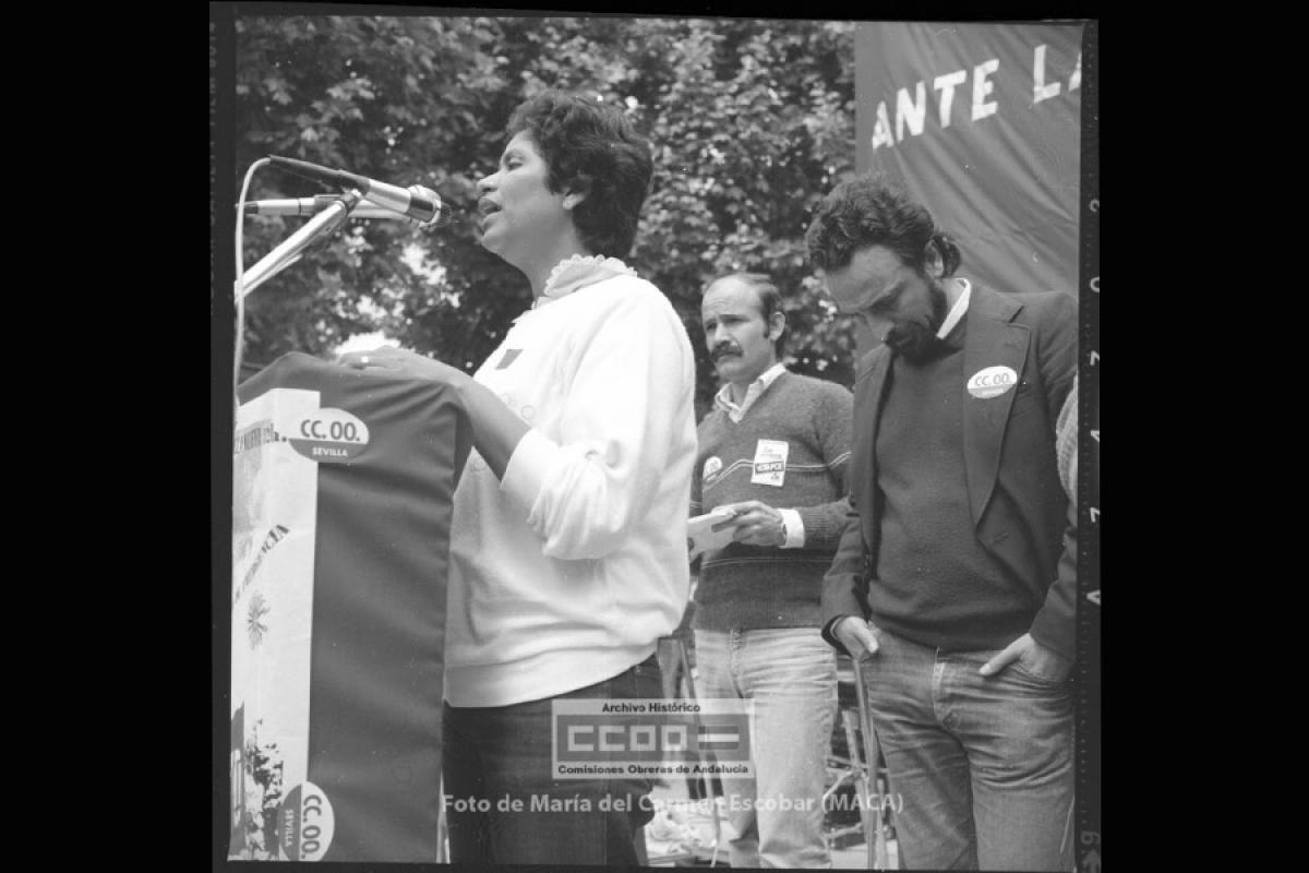 La representante del Frente Sandinista de Liberación Nacional en el mitin final de la manifestación del 1º de Mayo de 1983 en Sevilla. Foto de María del Carmen Escobar, Maca (AHCCOOA).