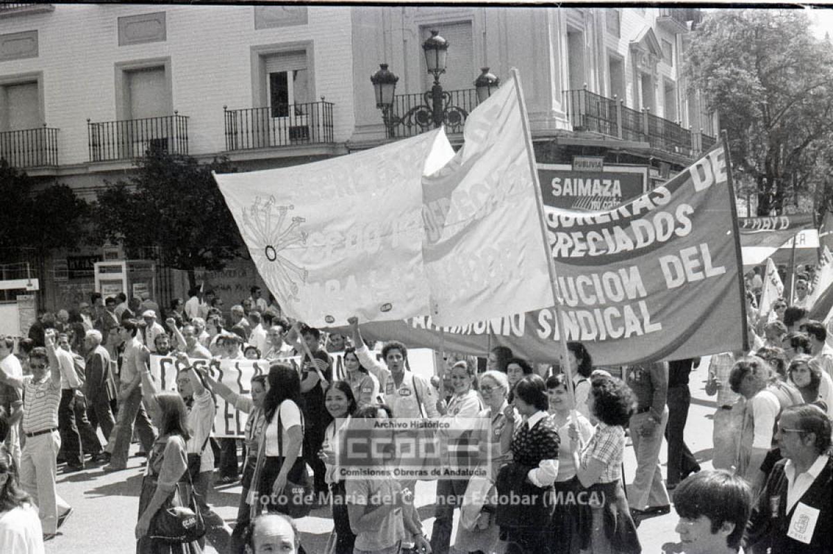 Parte de la manifestación del 1º de Mayo de 1979 con la pancarta de la secretaría de la Mujer de CCOO ‘’Igualdad de derechos para la mujer trabajadora’’. Sevilla, 1 de mayo de 1979. Foto de María del Carmen Escobar, Maca (AHCCOOA).