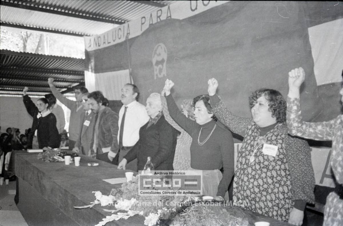 Mitin del Partido Comunista de Andalucía para las elecciones parciales al Senado de 1980, en las que Aurora León era candidata. Están presentes Cristina Almeida, Dolores Ibarruri, Irene Falcón y Lola Porras. Sevilla, noviembre de 1980. Foto de María del Carmen Escobar, Maca (AHCCOOA).