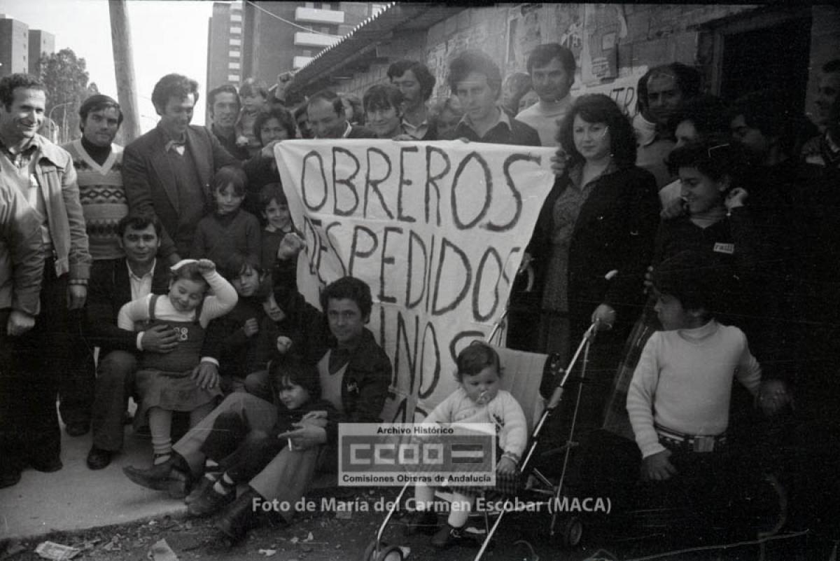 Concentración contra los trabajadores despedidos en Montequinto. Dos Hermanas, 1980. Foto de María del Carmen Escobar, Maca (AHCCOOA).