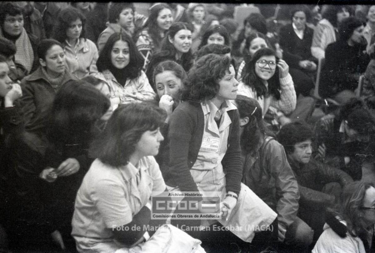 Asamblea de trabajadoras en la primera huelga general del textil de Sevilla, celebrada en la sede de CCOO de la Calle Calatrava. Sevilla, 19 de febrero de 1979. Foto de María del Carmen Escobar, Maca (AHCCOOA).