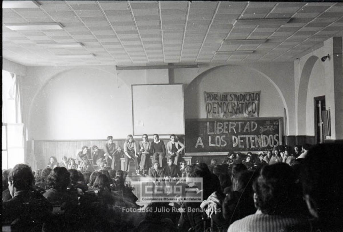 Asamblea de Estudiantes en la Universidad de Sevilla (fondo José Julio Ruiz)
