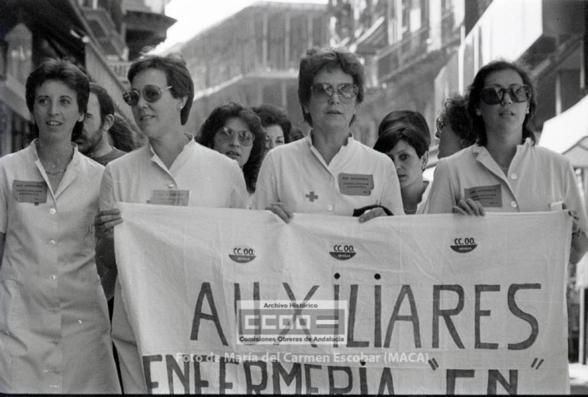 Manifestación de trabajadoras auxiliares de clínicas reivindicando la equiparación automática con la Formación Profesional. Sevilla, 27 octubre de 1983. Foto de María del Carmen Escobar, Maca (AHCCOOA).